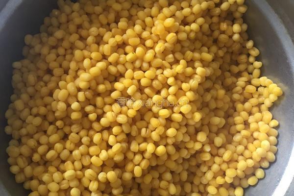 五香绿豆瘦肉粽的做法图解3