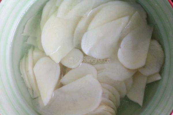 红辣椒丝炒土豆片的做法图解1