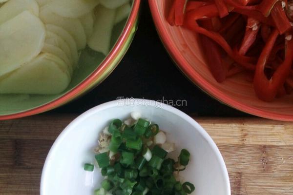 红辣椒丝炒土豆片的做法图解2