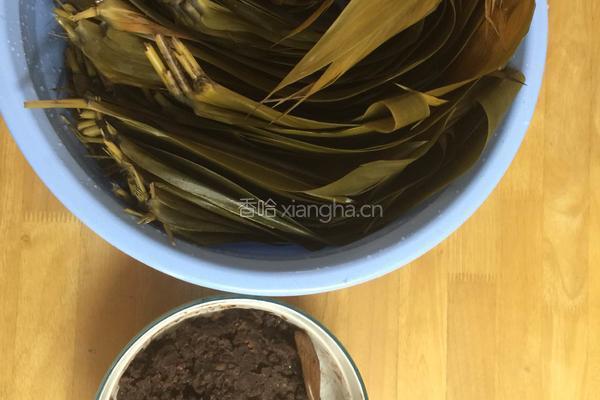 红豆碱水粽的做法图解1
