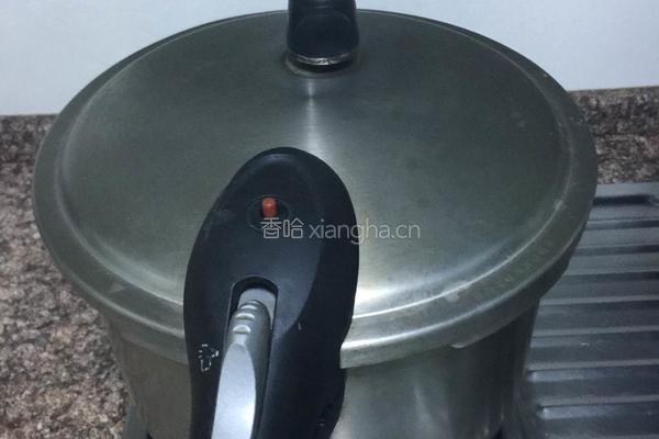 红豆碱水粽的做法图解7