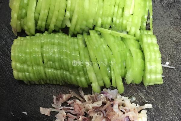 苦瓜鱿鱼炒鸡蛋的做法图解1