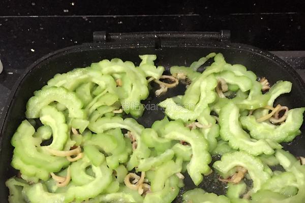 苦瓜鱿鱼炒鸡蛋的做法图解4