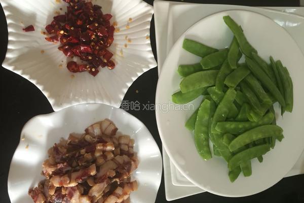 荷兰豆炒腊肉的做法图解1