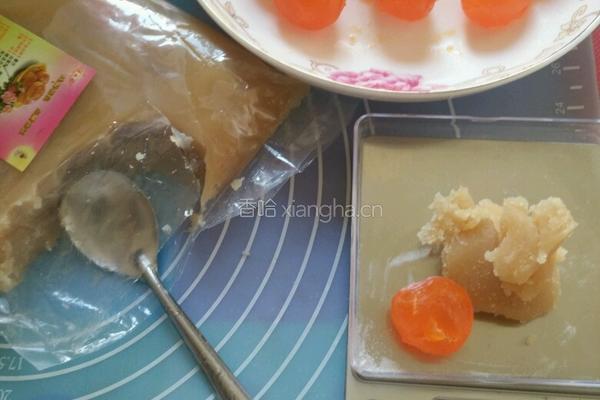 蛋黄莲蓉月饼的做法图解3