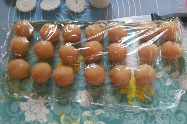 蛋黄莲蓉月饼的做法图解4