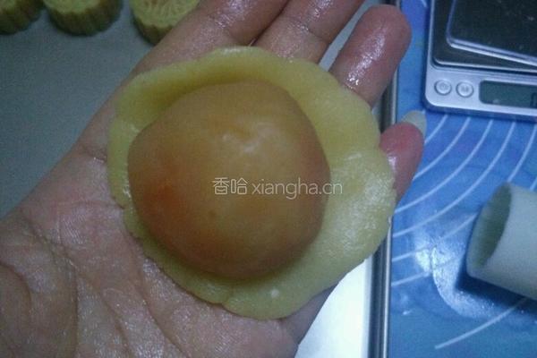 蛋黄莲蓉月饼的做法图解5