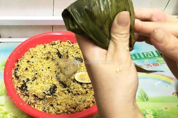 迷你蛋黄肉粽的做法图解14