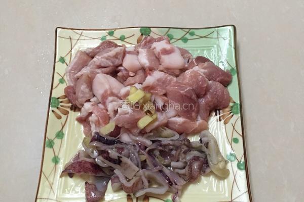 咸鱿蒸腩肉的做法图解1