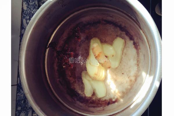 酸萝卜鸭掌汤的做法图解1