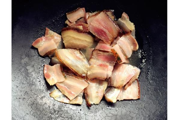 青椒炒腊肉的做法图解1
