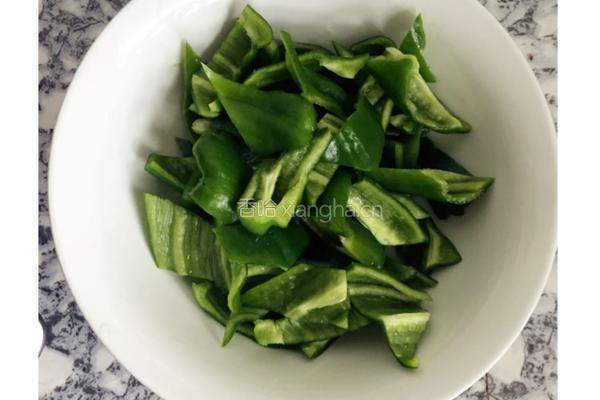 青椒炒腊肉的做法图解2