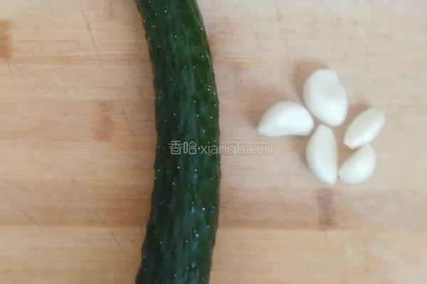 蒜泥黄瓜的做法图解1