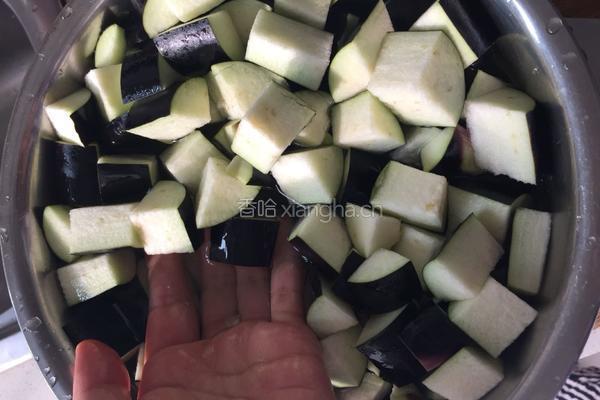 茄子烧青豆的做法图解2