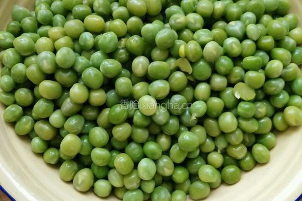 青豆鸡肉丁的做法图解1