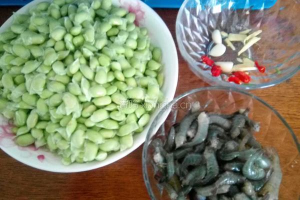 毛豆米炒虾的做法图解1