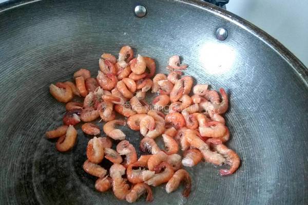 毛豆米炒虾的做法图解2
