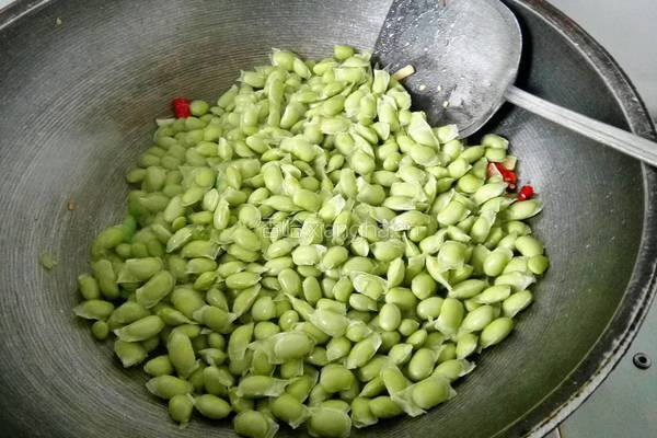 毛豆米炒虾的做法图解4