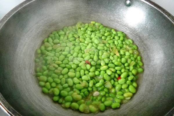 毛豆米炒虾的做法图解5