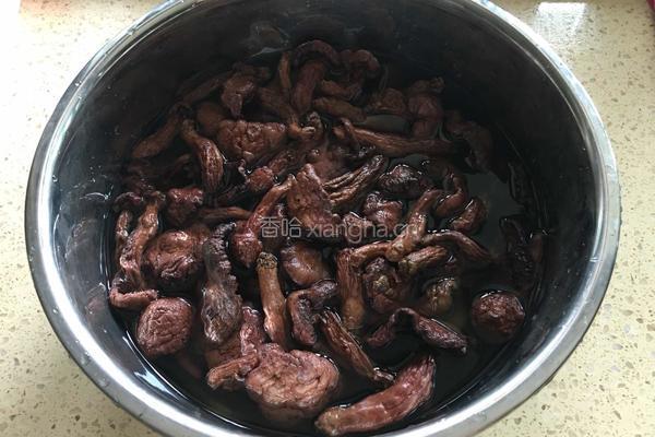 肉片炒红蘑的做法图解1
