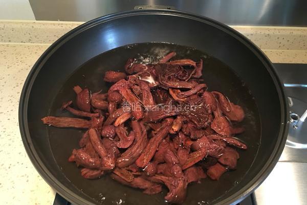 肉片炒红蘑的做法图解2