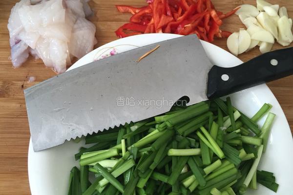 韭菜炒鱿鱼的做法图解2