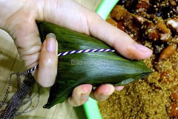 蛋黄肉粽之枕头粽的做法图解7