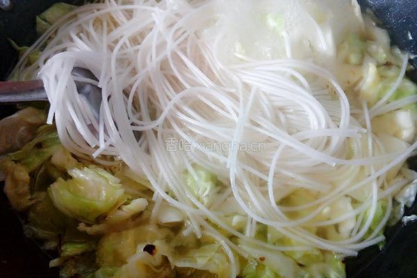 卷心菜炖粉条的做法图解6