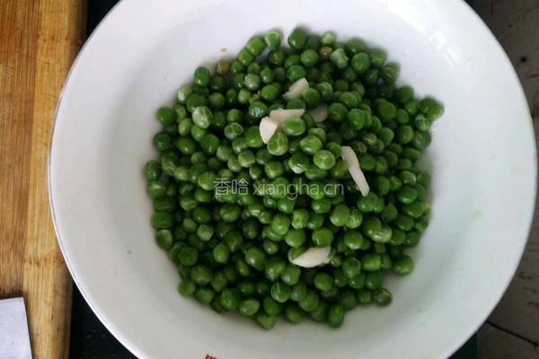 快豆炒红辣椒的做法图解1