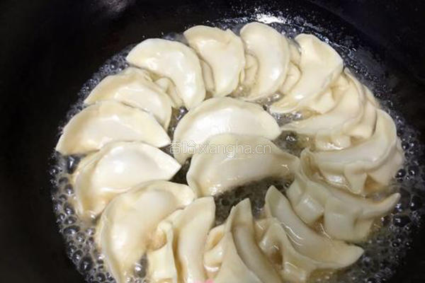 香脆锅贴的做法图解8