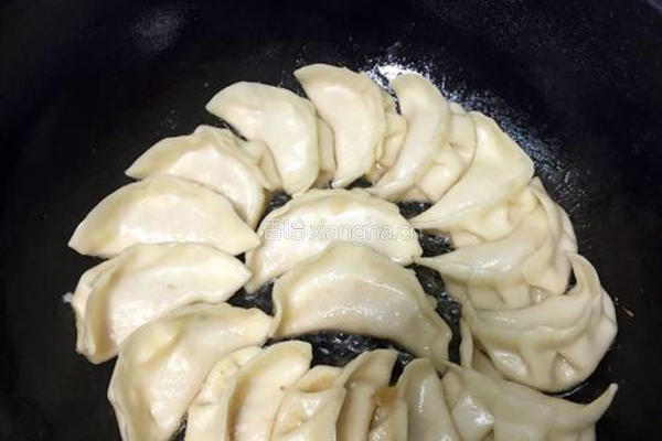 香脆锅贴的做法图解9