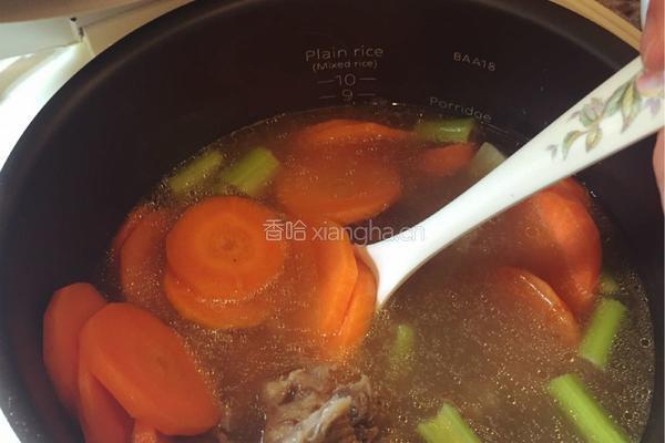 胡萝卜牛尾汤的做法图解8