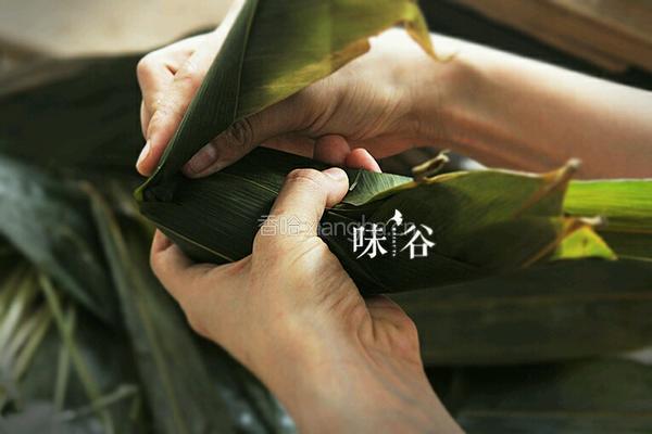 广式咸肉粽的做法图解12
