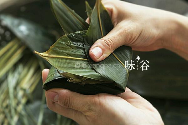 广式咸肉粽的做法图解13