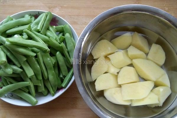 扁豆焖土豆块的做法图解2