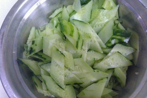 黄瓜炒鸡片的做法图解2