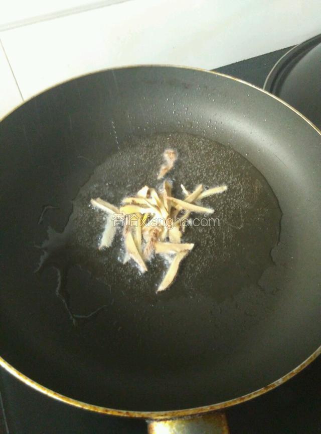 油锅烧热下姜丝炒香。