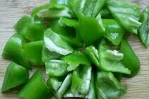 煎土豆片炒大辣椒的做法图解2