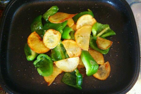 煎土豆片炒大辣椒的做法图解4