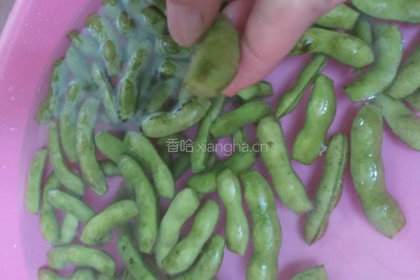 水煮香辣毛豆的做法图解2