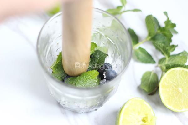 蓝莓Mojito鸡尾酒的做法图解3
