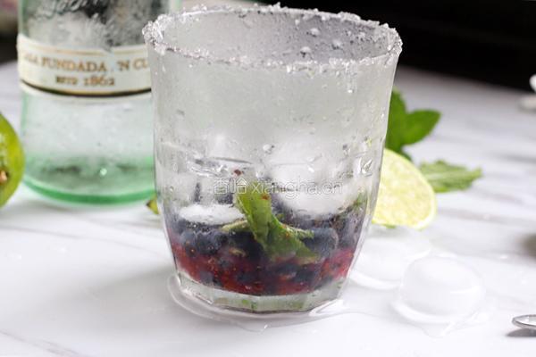 蓝莓Mojito鸡尾酒的做法图解5