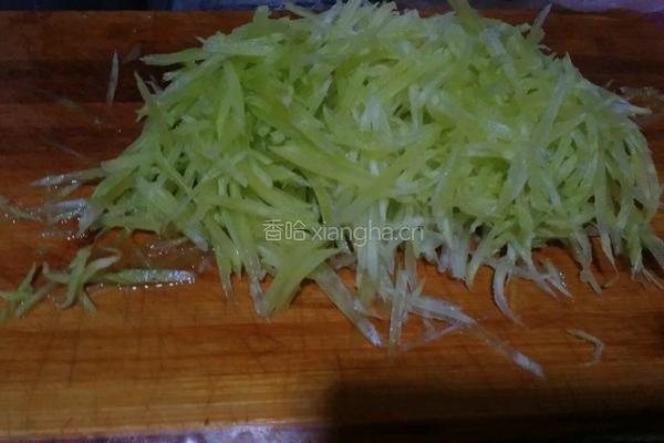 炝拌莴笋丝的做法图解1