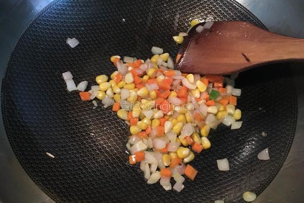 泰式咖喱菠萝炒饭的做法图解5