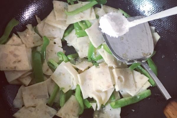 青椒炒虾糕的做法图解4