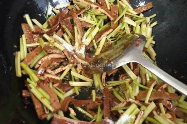 小芹菜炒湘干的做法图解7
