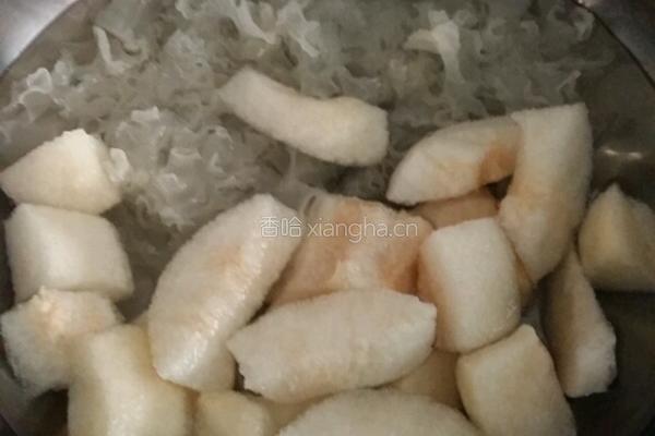 银耳梨子汤的做法图解2