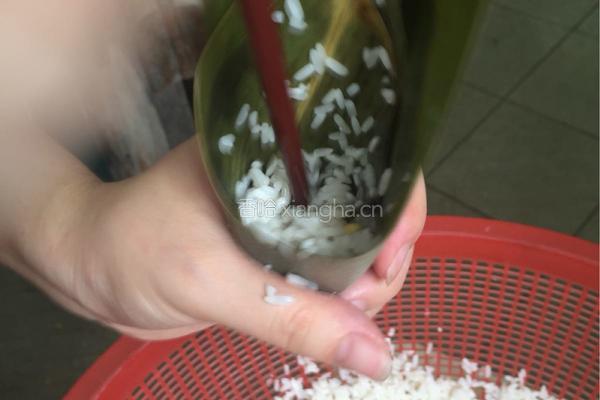 咸蛋肉粽的做法图解9