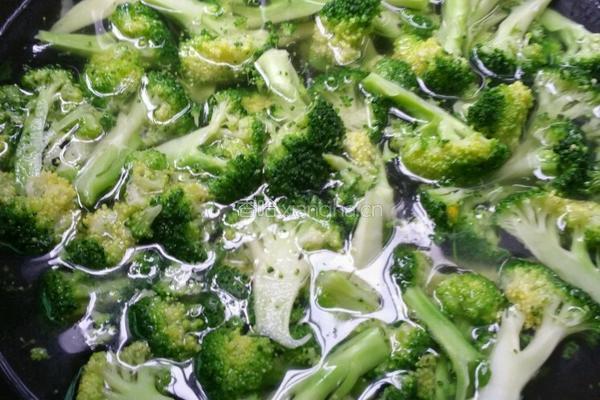 西兰花炒肉的做法图解2