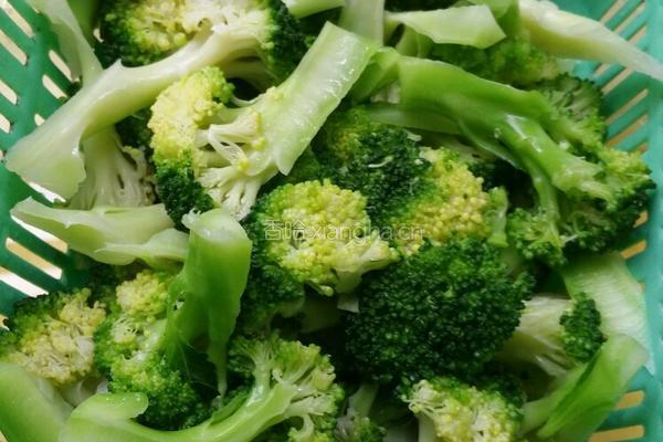西兰花炒肉的做法图解3